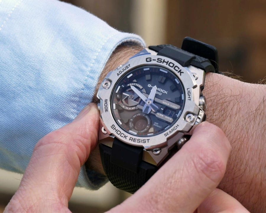 Mẫu G-Shock GST-B400-1ADR trên cổ tay nam.