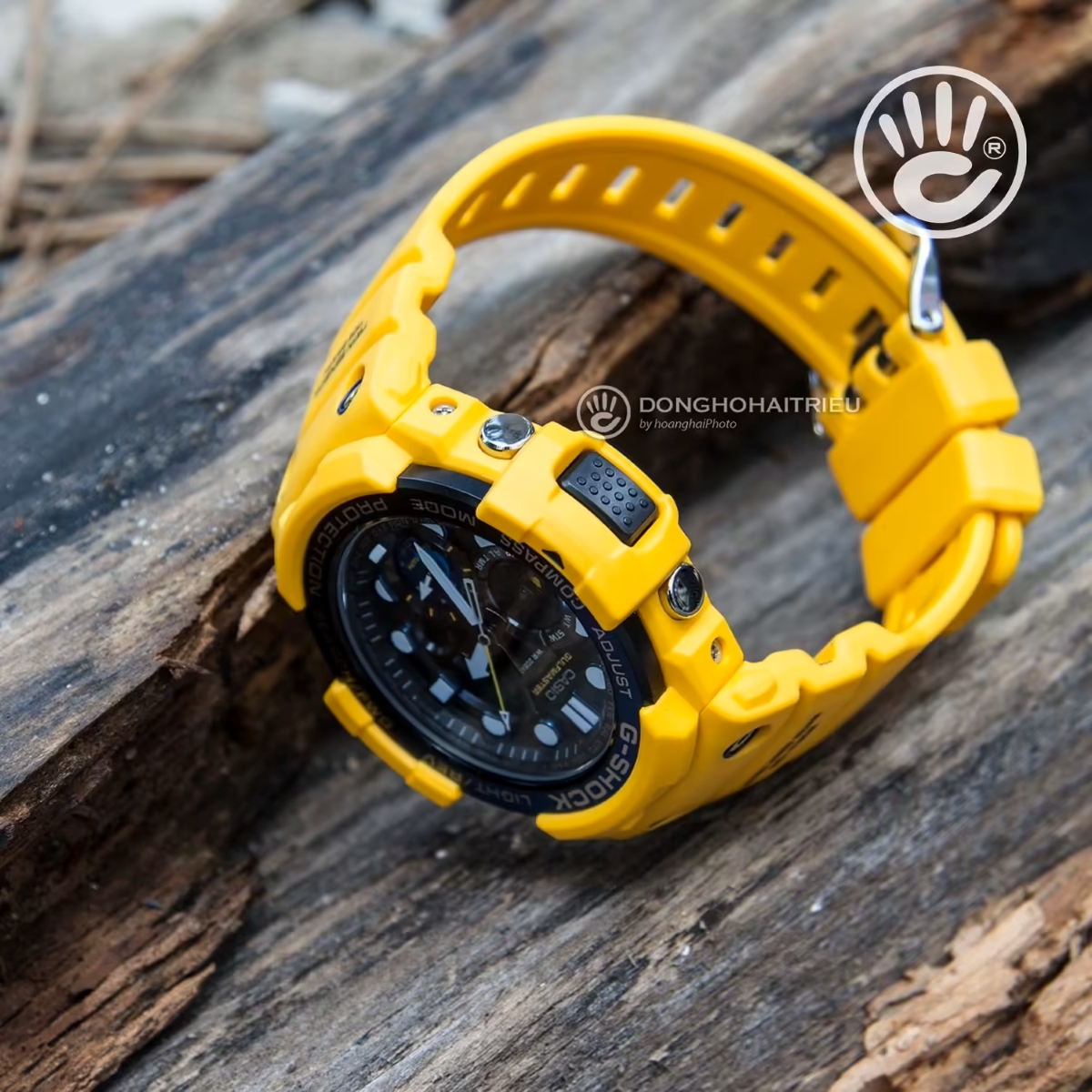 Góc nghiêng đồng hồ G-Shock màu đen vàng nổi bật.