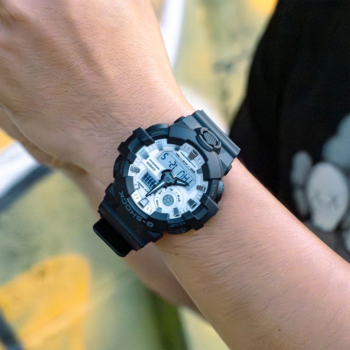 Đồng hồ G-Shock trắng đen GA-700WD-1ADR nổi bật nhưng vẫn dễ đeo hằng ngày.