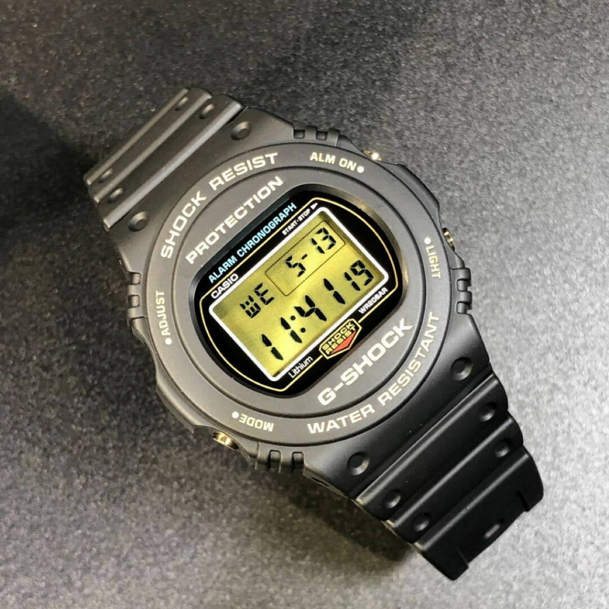 Đồng hồ DW-5735D-1BDR dễ phối đồ.