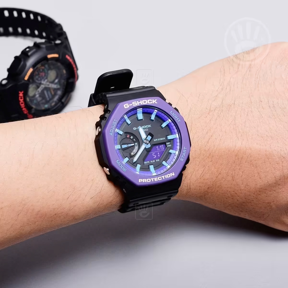 Mẫu G-Shock GA-2100THS-1A phối đen tím thu hút.