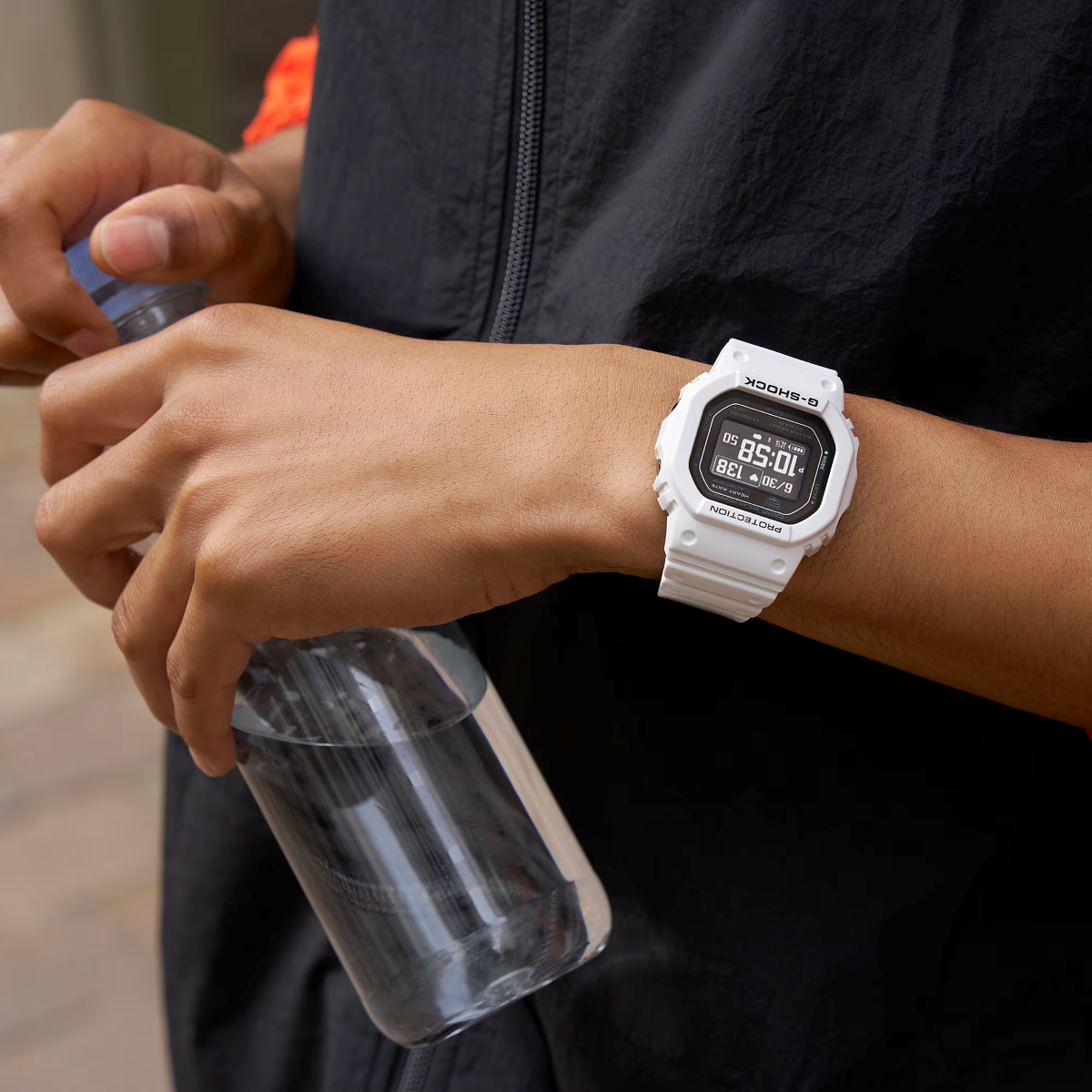 Mẫu G-Shock trắng đen DW-H5600-7 mặt vuông cổ điển.