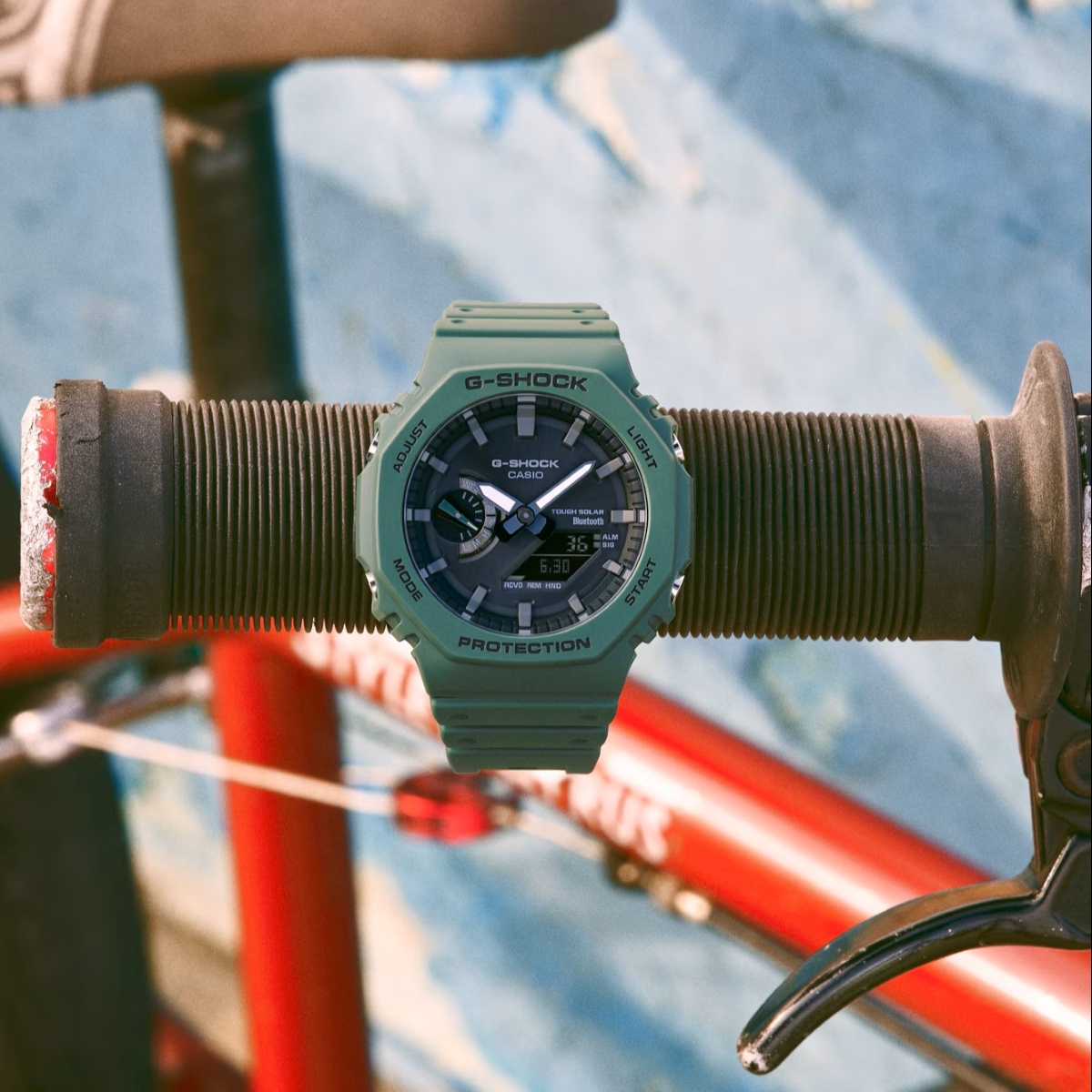 Mẫu G-Shock GA-B2100-3ADR màu xanh trầm dễ phối đồ.
