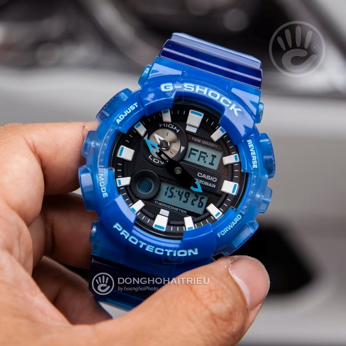 Mẫu GAX-100MSA-2ADR dùng resin xanh bán trong suốt trên vỏ và dây.