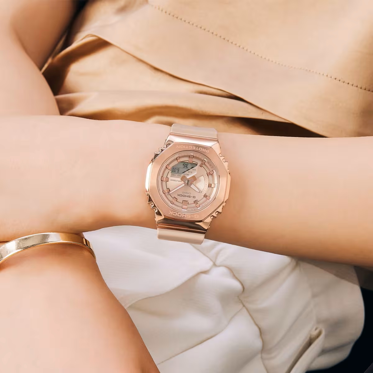 Mẫu GM-S2100PG-4A với bezel kim loại phủ ion vàng hồng và dây resin hồng be.