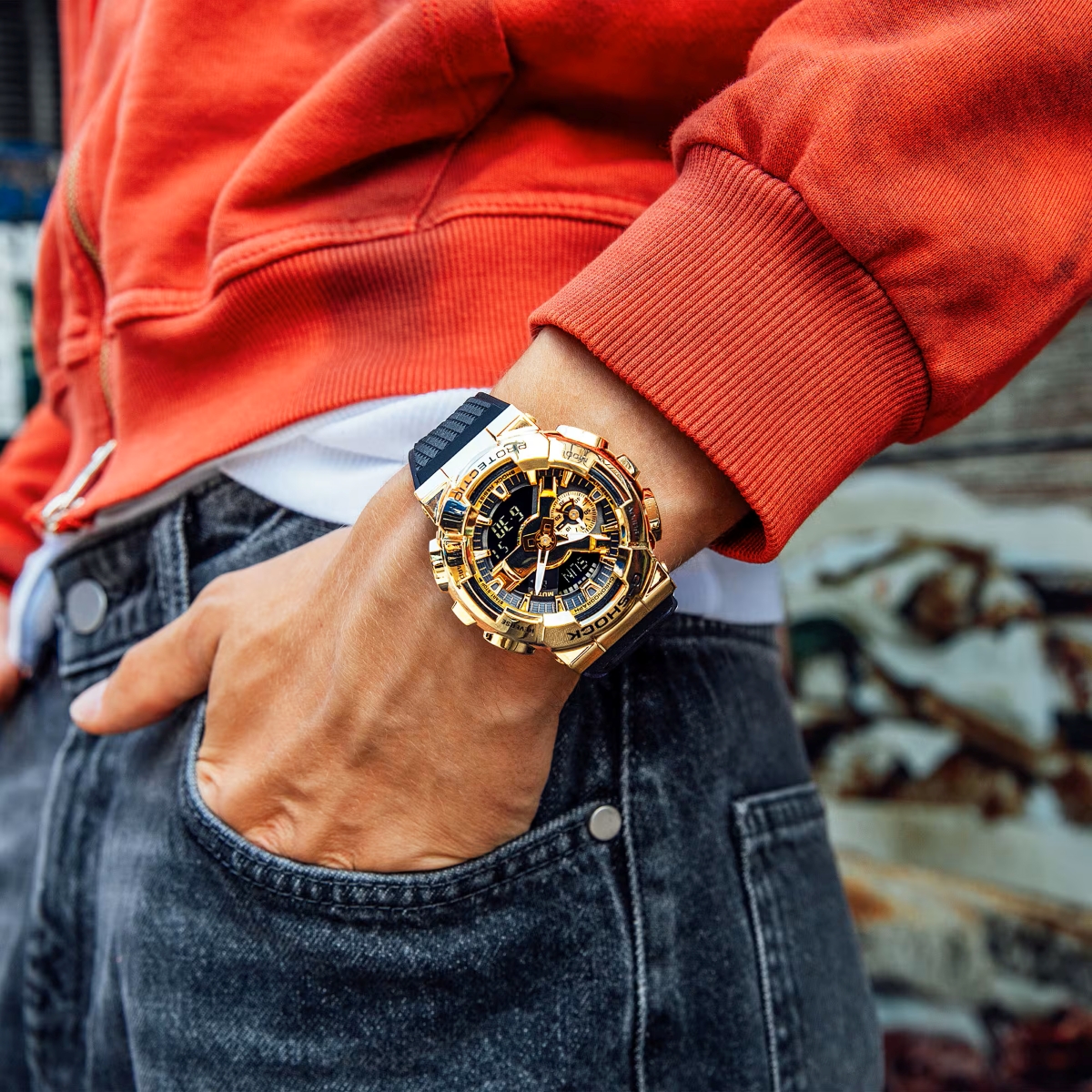 Mẫu G-Shock GM-110G-1A9 với phần bezel kim loại vàng IP nổi bật.
