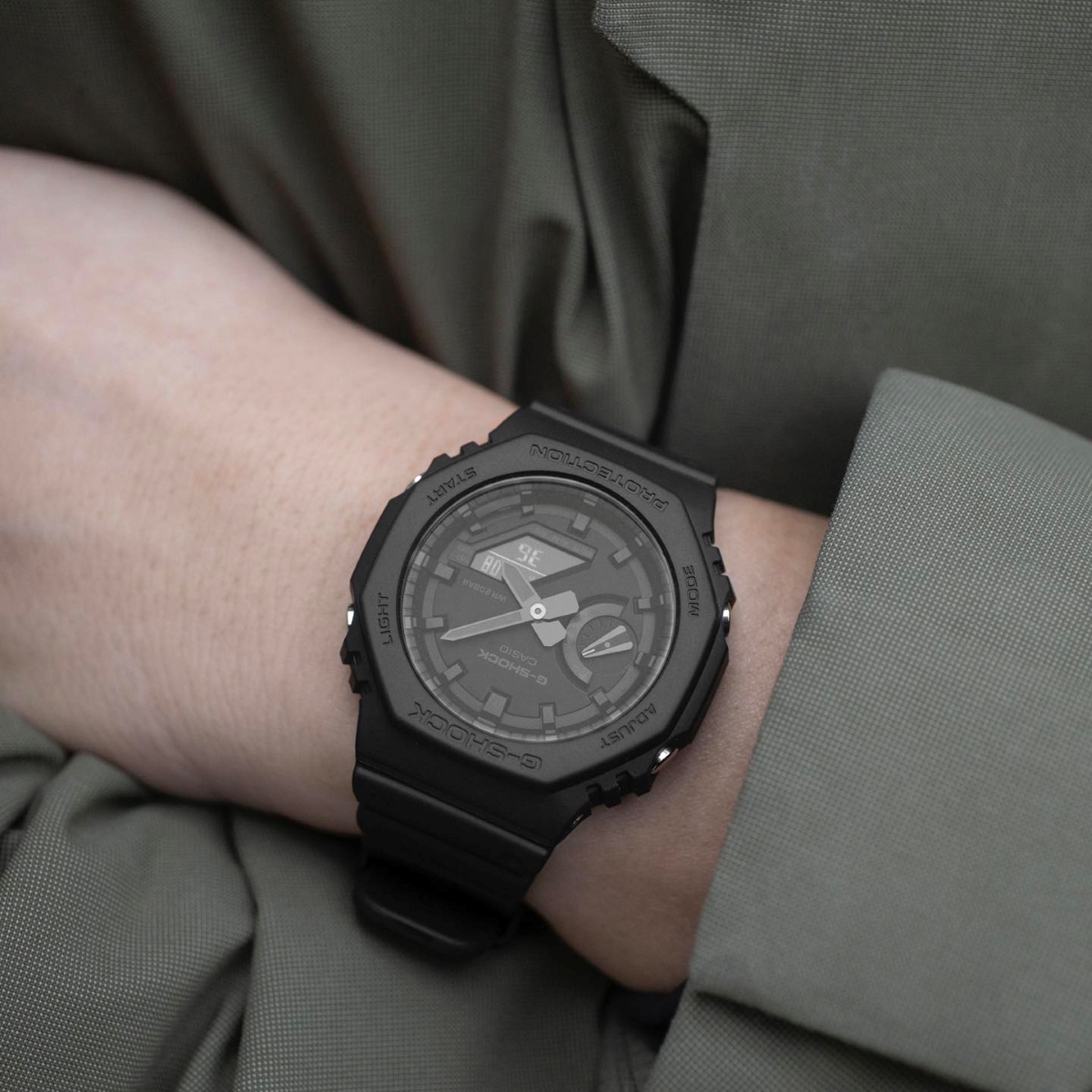 G-Shock GA-2100-1A1 ưu tiên vẻ ngoài đồng bộ với tông màu đen mạnh mẽ.