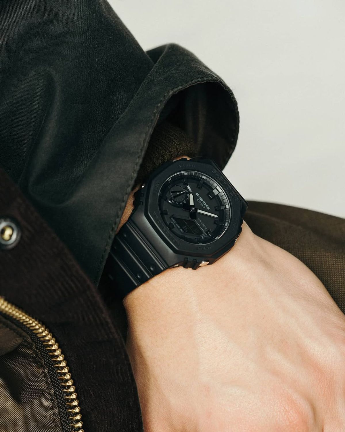 Đồng hồ G-Shock bát giác mặt âm cá tính.
