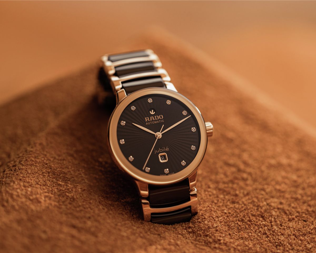 Thiết kế Rado Centrix 2023 gợi cảm hứng cồn cát qua đường cong mềm và bảng màu nâu vàng tự nhiên.