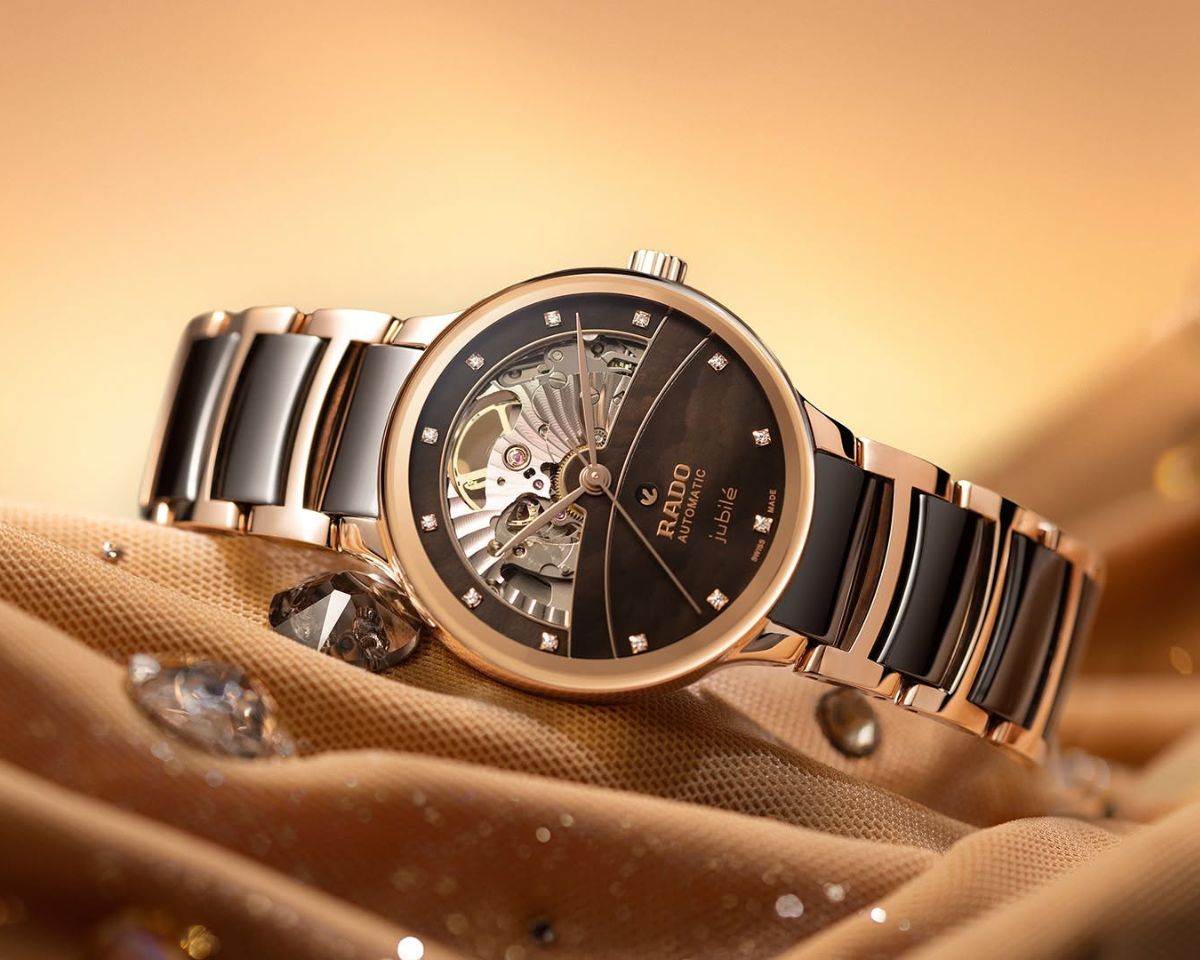 Rado Centrix Automatic Open Heart R30248712 kết hợp thép, ceramic và bộ máy cơ lộ qua mặt số tinh tế.