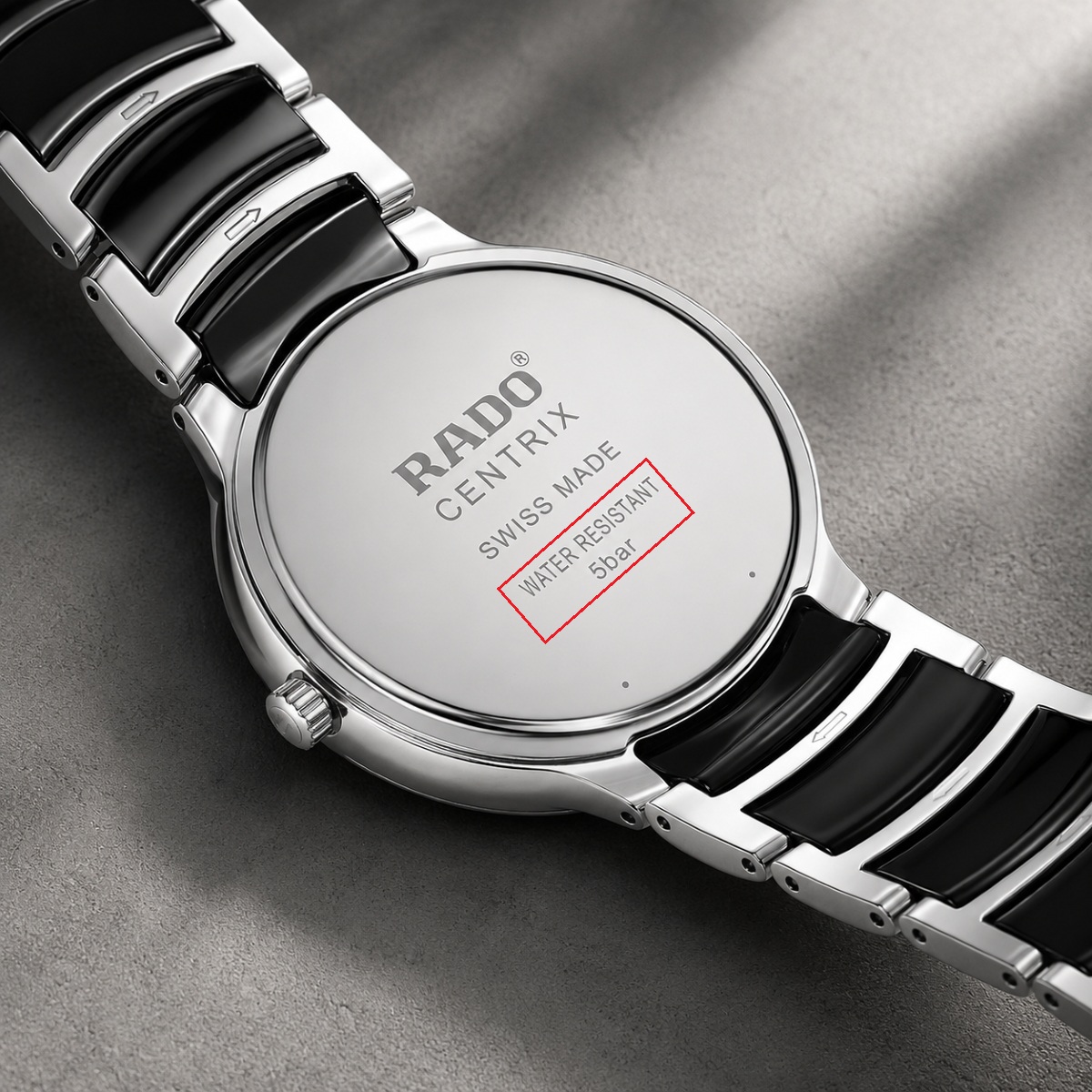 Rado Centrix có khả năng chống nước 5 bar, phù hợp khi rửa tay, đi mưa và tiếp xúc nước nhẹ hằng ngày.