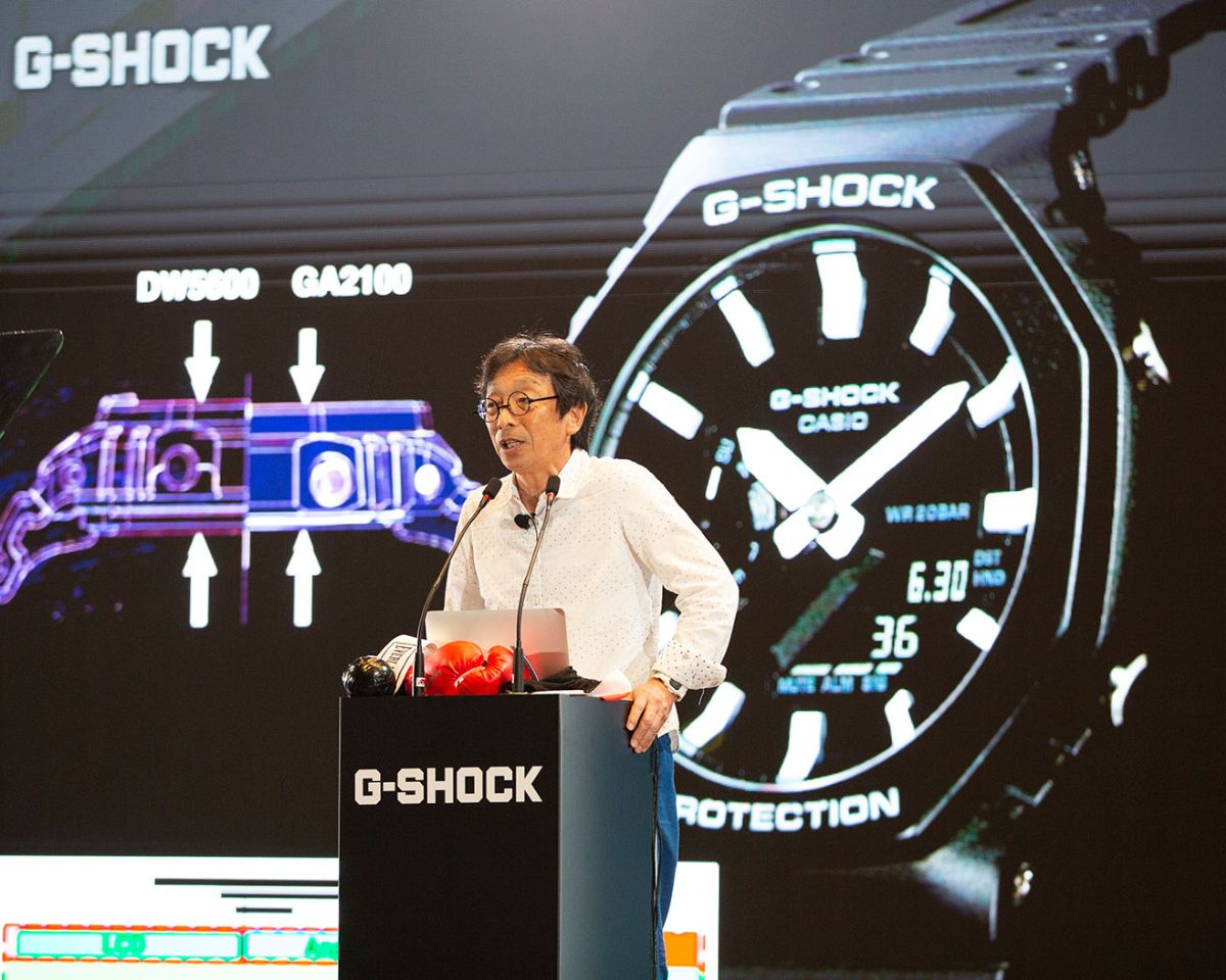 Kỹ sư Kikuo Ibe trong buổi ra mắt G-Shock GA-2100 tại Singapore.