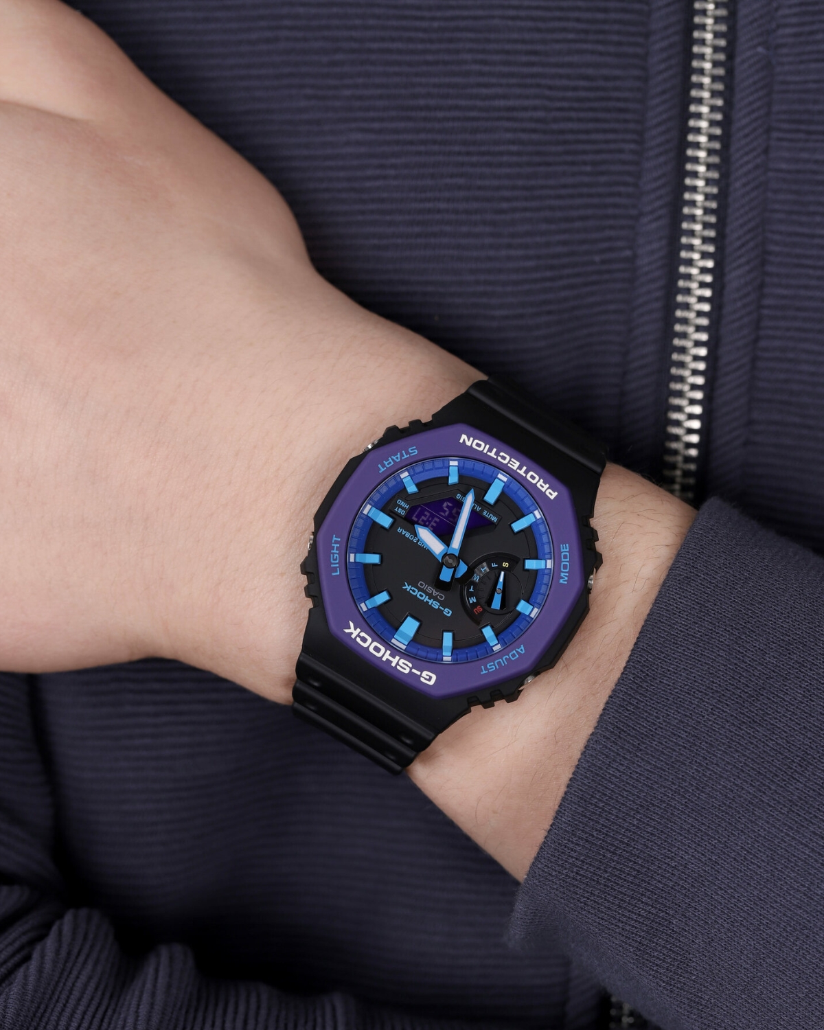 Mẫu G-Shock GA-2100THS-1ADR phối màu đen tím thời trang.