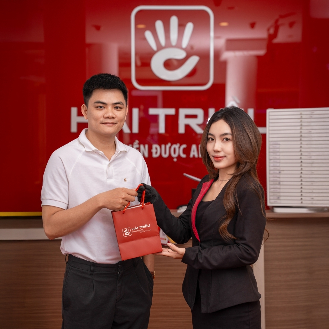 Hình ảnh khách hàng sau khi được tư vấn đã mua đồng hồ tại tại Hải Triều