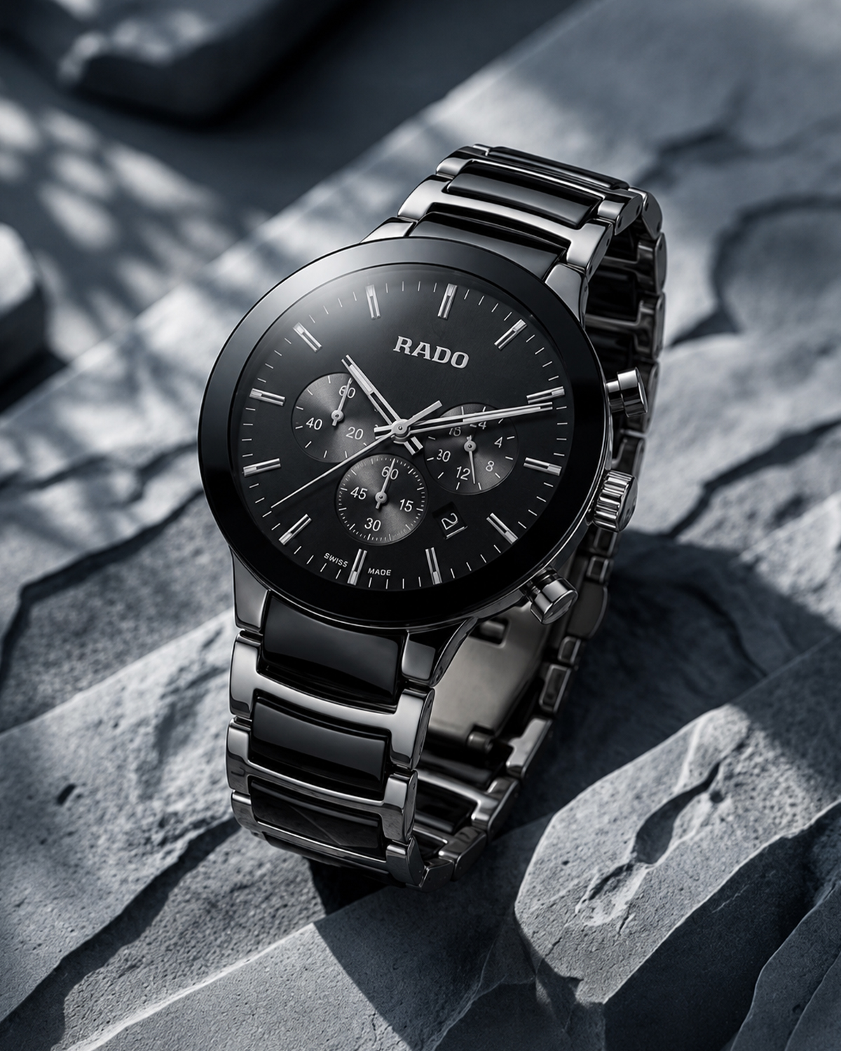 Rado Centrix Chronograph với vỏ lớn, ba mặt số phụ và phong cách thể thao rõ nét hơn dòng Classic.