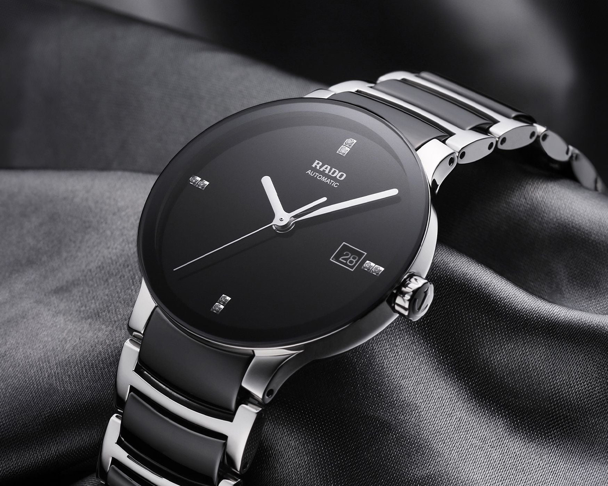 Rado Centrix Classic R30941702 giữ thiết kế ba kim thanh lịch, mặt số gọn và dây ceramic đặc trưng.