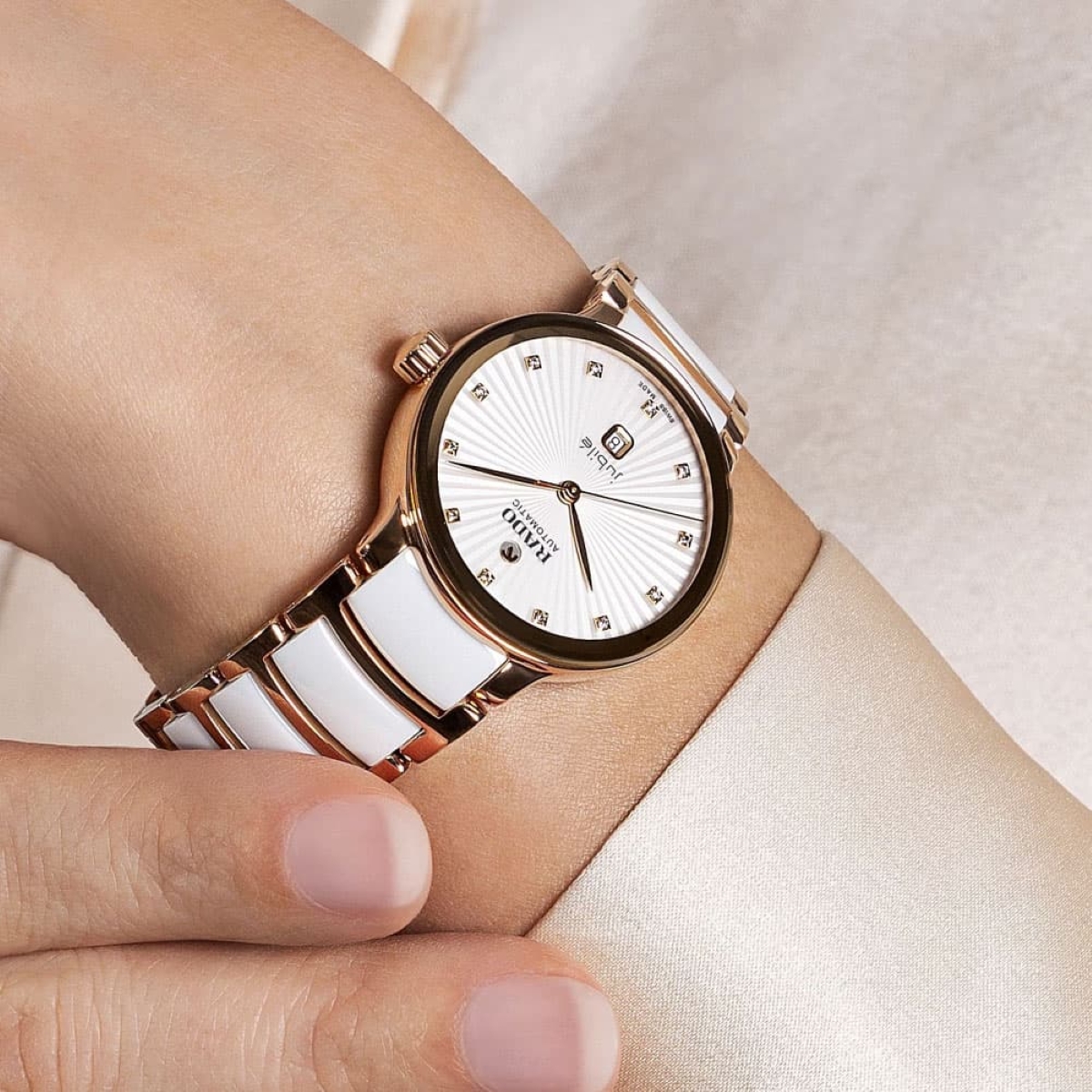Rado Centrix Diamonds R30019744 có kích thước gọn, dây thuôn và thiết kế cân đối cho người có cổ tay nhỏ.