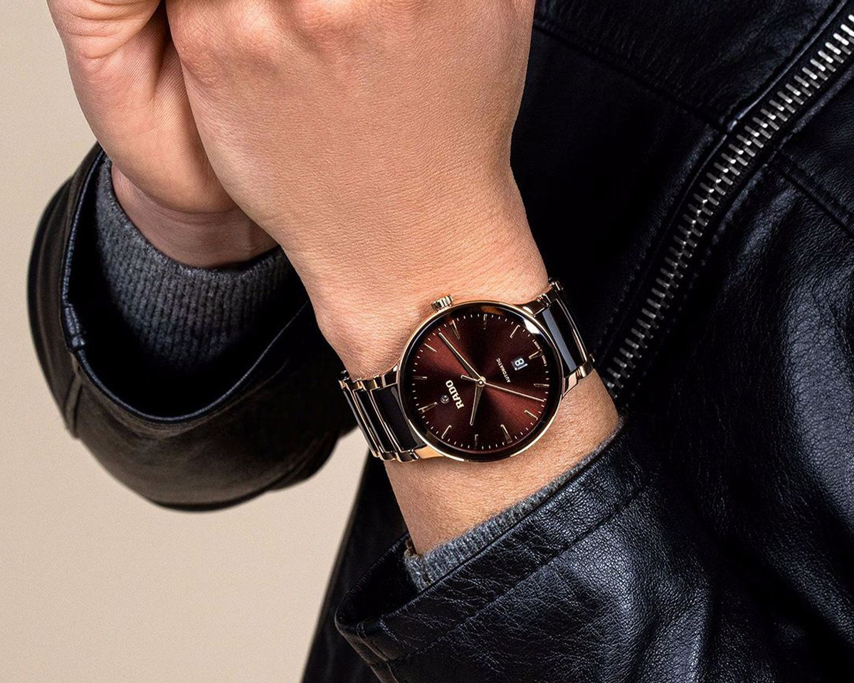 Rado Centrix Automatic R30017302 dùng kính sapphire cong sát mép vỏ, hỗ trợ giảm phản chiếu khi xem giờ.