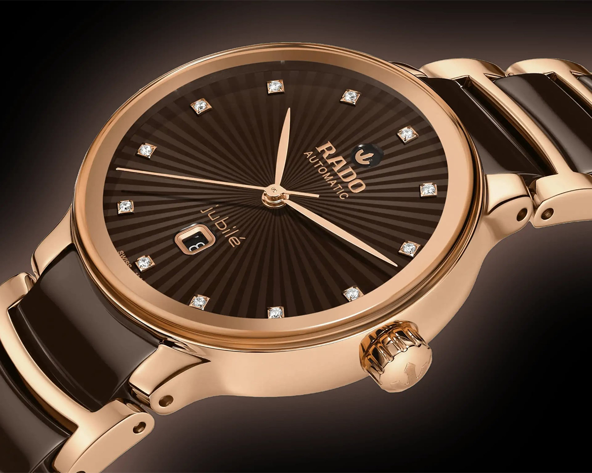 Rado Centrix R30019732 nổi bật với mặt tròn, vân sunray và những dấu ấn thiết kế đặc trưng của Rado.