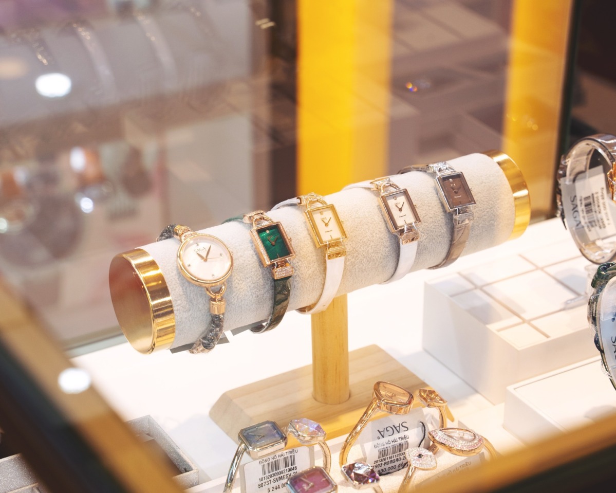 Tủ đồng hồ Saga tại showroom Hải Triều