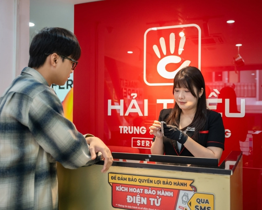 nhân viên Hải Triều đang tư vấn gói bảo hành cho khách hàng