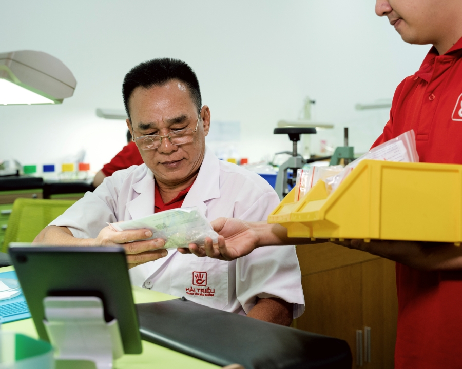 Kỹ thuật viên kiểm tra linh kiện tại Trung tâm Bảo dưỡng - Sửa chữa Đồng Hồ Hải Triều