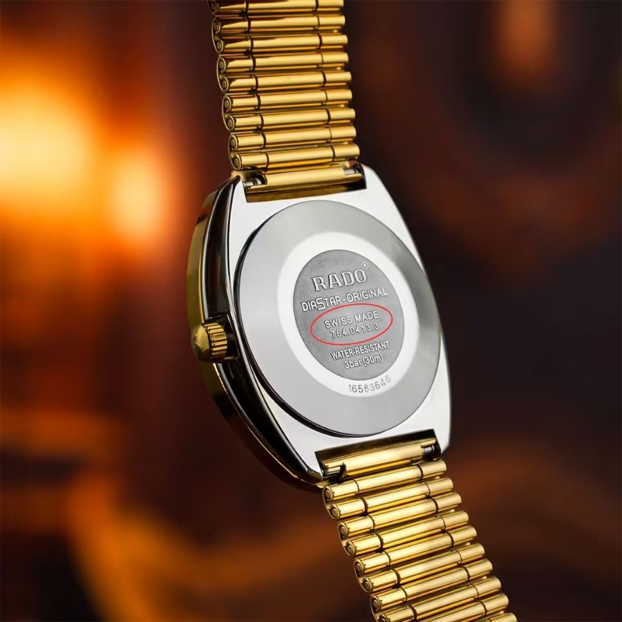 Nhãn “Swiss Made” phía sau mặt đồng hồ Rado Diastar Original