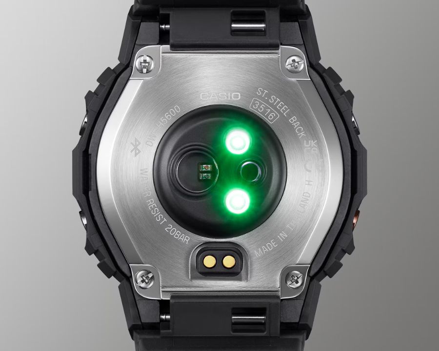 Cảm biến nhịp tim quang học trên G-Shock sử dụng đèn LED để theo dõi lưu lượng máu cổ tay