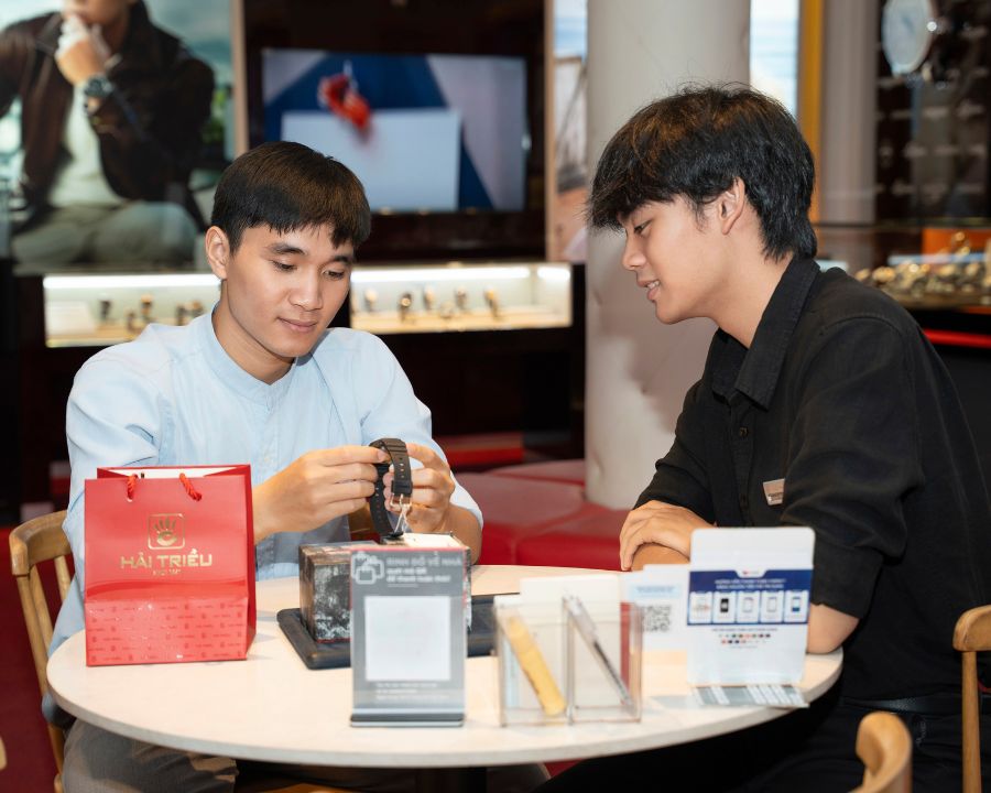 Khách hàng nhận tư vấn và trải nghiệm mua sắm trực tiếp tại hệ thống Đồng Hồ Hải Triều