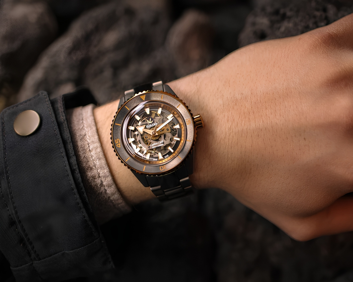 Rado Captain Cook High-Tech Ceramic Skeleton có trọng lượng rất nhẹ