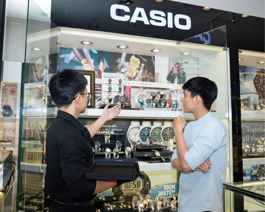 Nhân viên tư vấn tại Hải Triều giới thiệu đồng hồ Casio G-Shock cho khách hàng
