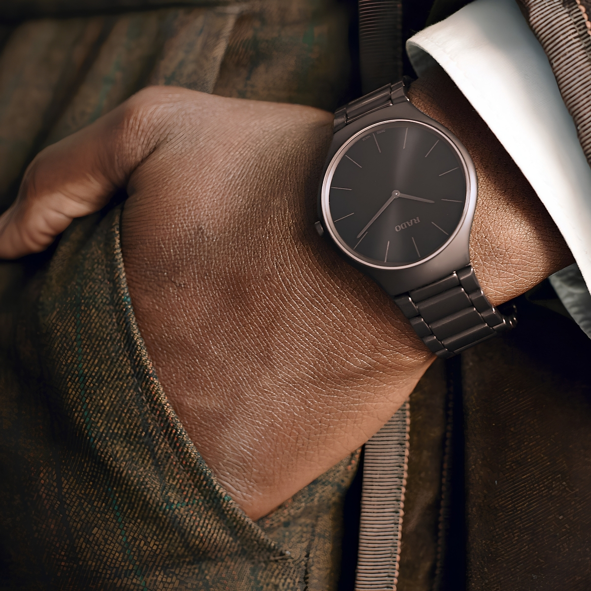 Rado True Thinline tập trung vào sự mỏng nhẹ, tối giản với chất liệu Ceramic