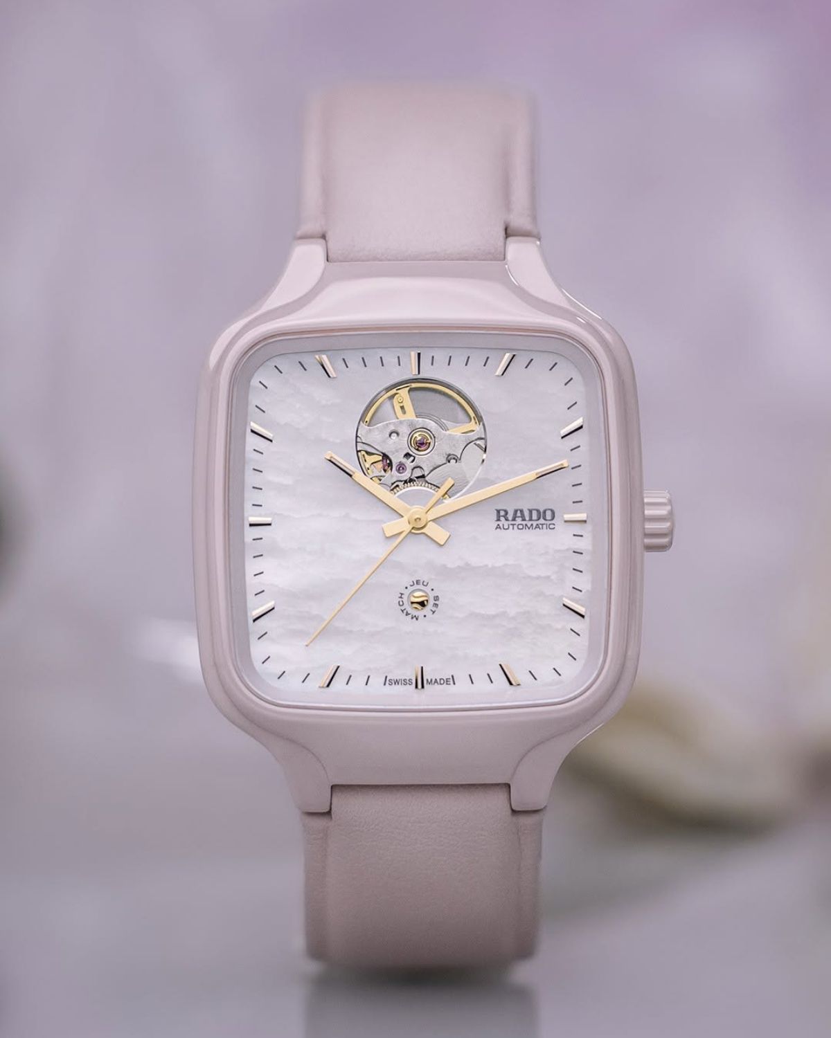 Đồng hồ Rado True Square sử dụng mặt số xà cừ