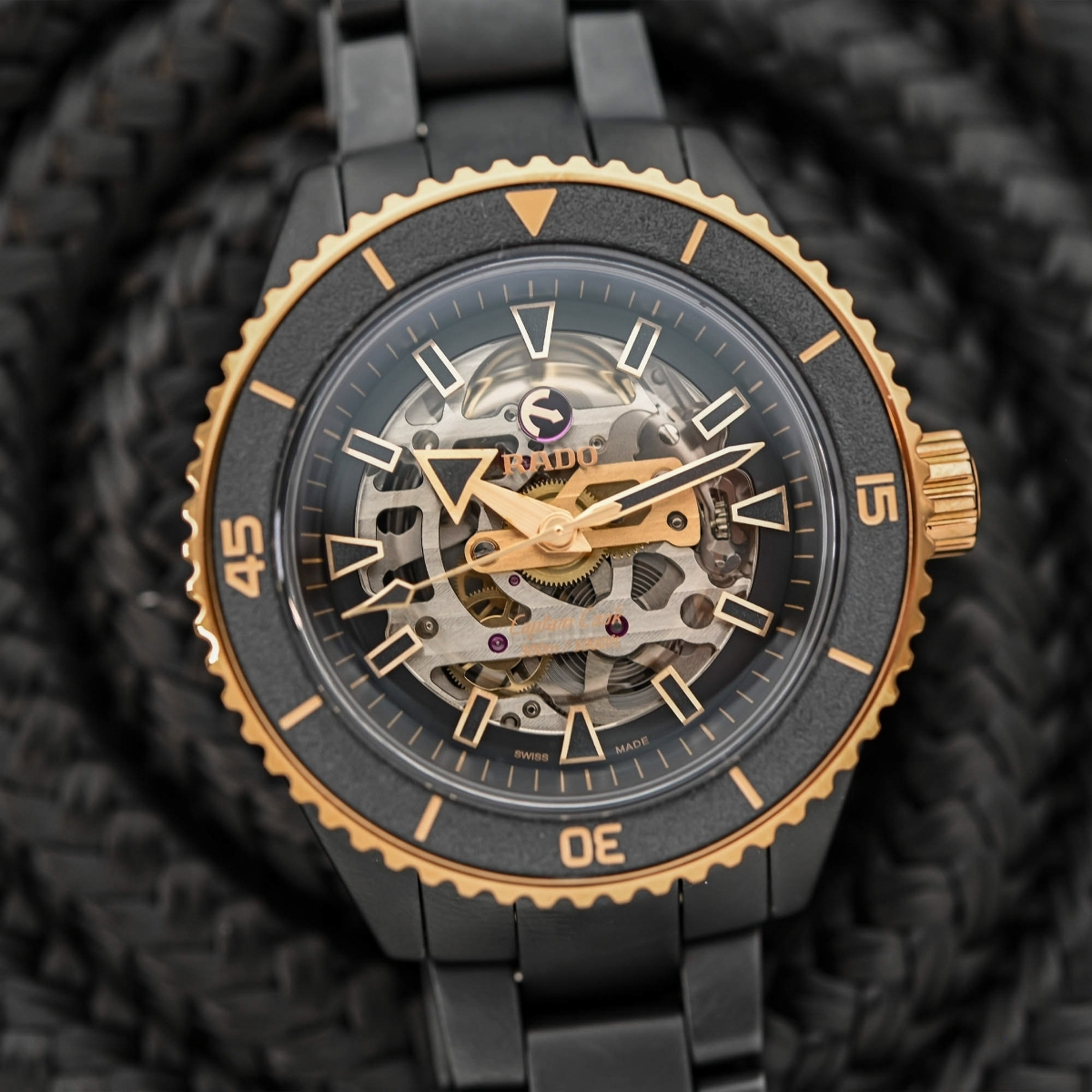 Rado Captain Cook High-Tech Ceramic Skeleton với thiết kế phô diễn bộ máy bên trong