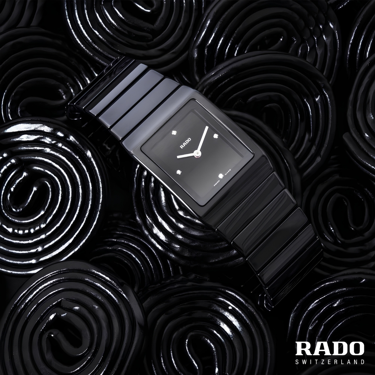 Thiết kế vuông nguyên khối đặc trưng của đồng hồ Rado Ceramica