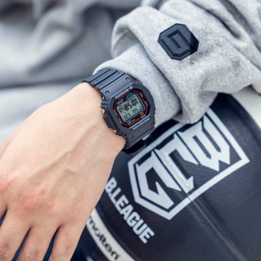 Đồng hồ G-Shock Square đeo trên cổ tay