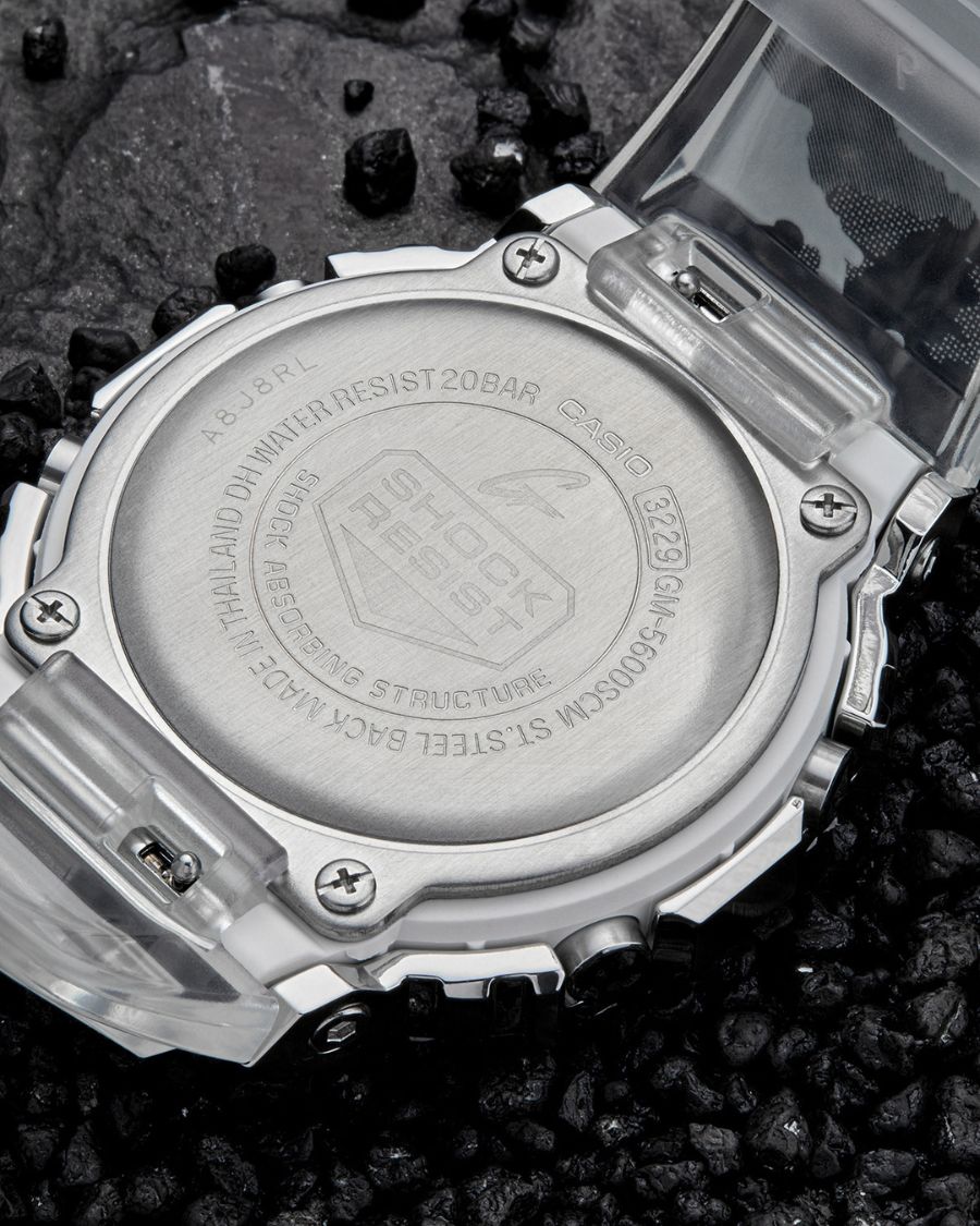 Ký hiệu vật liệu chế tác vỏ và nắp đáy (St. Steel Back) trên mặt sau đồng hồ G-Shock