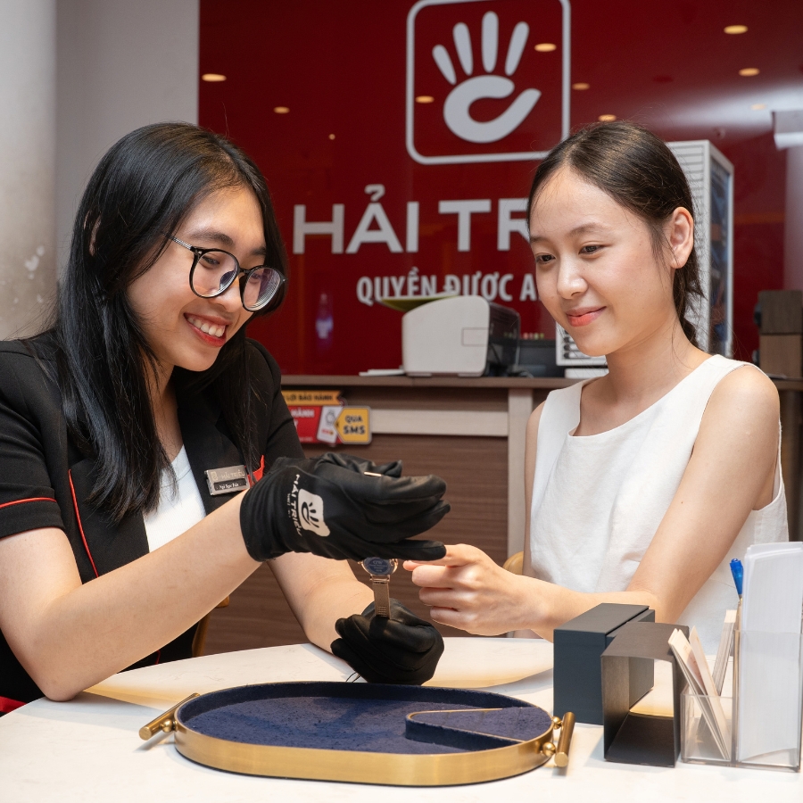 Nhân viên Đồng Hồ Hải Triều trực tiếp tư vấn mẫu đồng hồ, chính sách bảo hành cho khách hàng