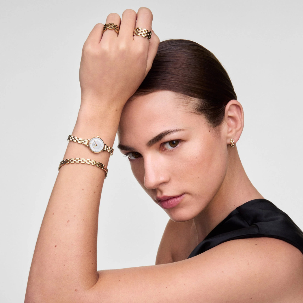 Đồng hồ Daniel Wellington Petite 19mm trên cổ tay mẫu ảnh