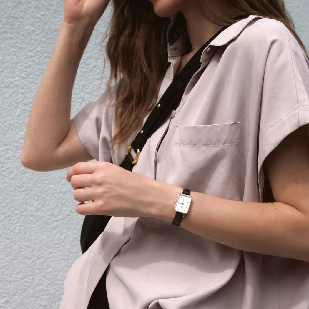 Đồng hồ Daniel Wellington Pressed trên tay mẫu ảnh