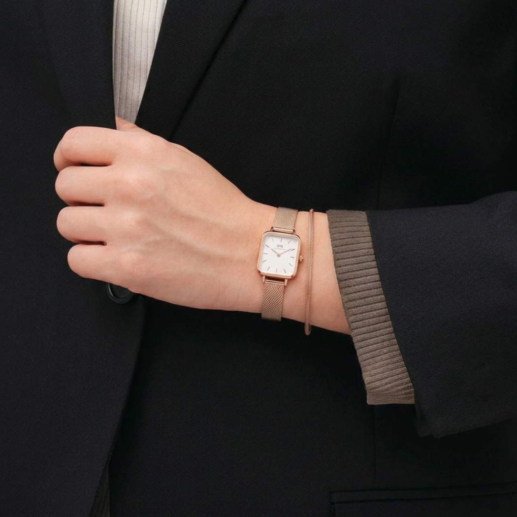 Đồng hồ Daniel Wellington Quadro Mini trên tay người mẫu
