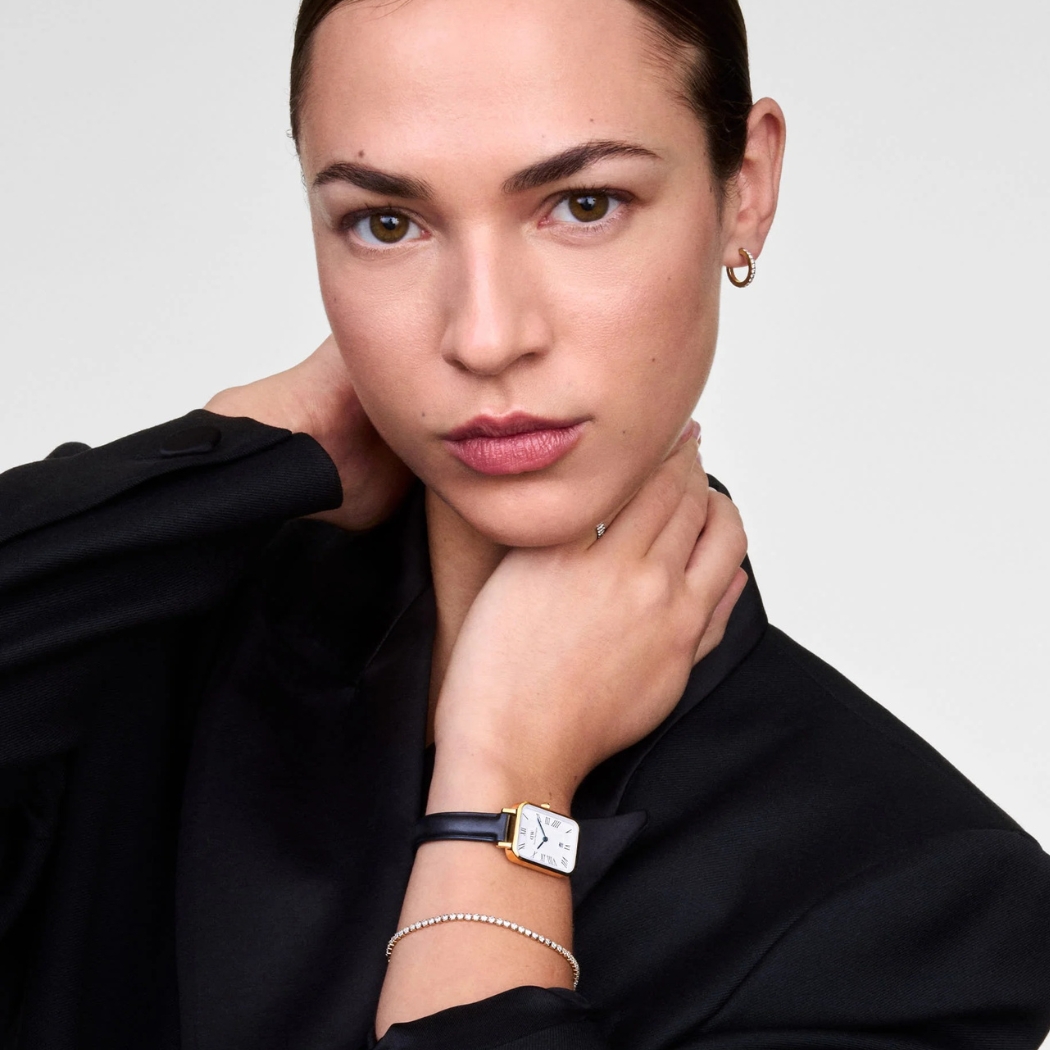 Đồng hồ Daniel Wellington Quadro Roman Numerals thanh lịch trên tay mẫu ảnh
