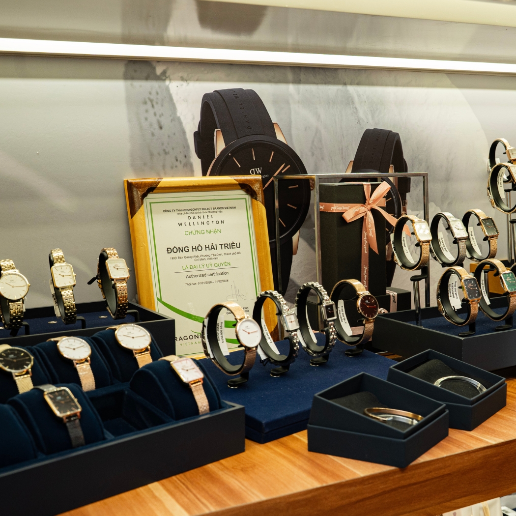 Đồng hồ Daniel Wellington được trưng bày tại Đồng Hồ Hải Triều
