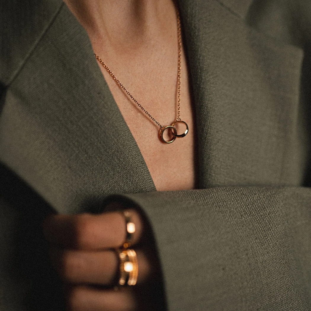 Dây chuyền DW Elan Unity phối với Blazer thanh lịch