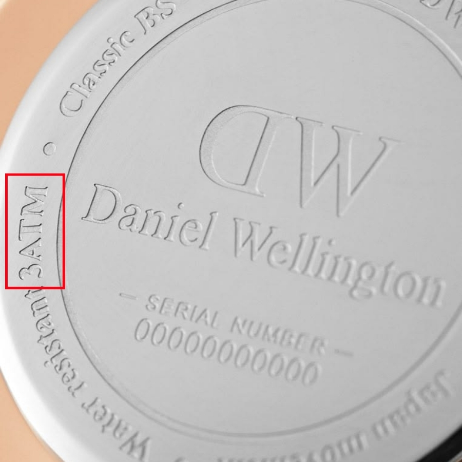 Mặt sau đồng hồ Daniel Wellington hiển thị mức chống nước 3 ATM