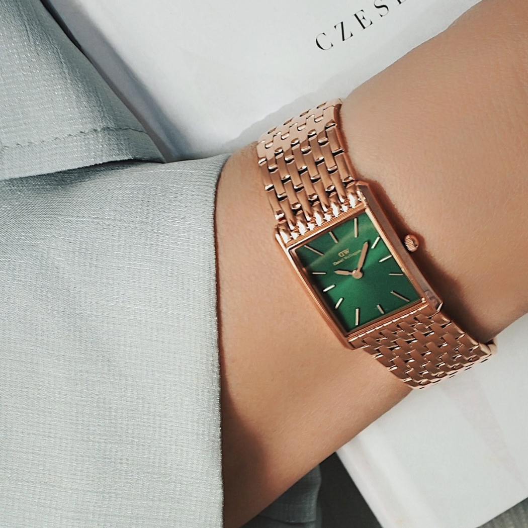 Tông da trung tính kết hợp với đồng hồ DW mặt xanh Emerald Rose Gold