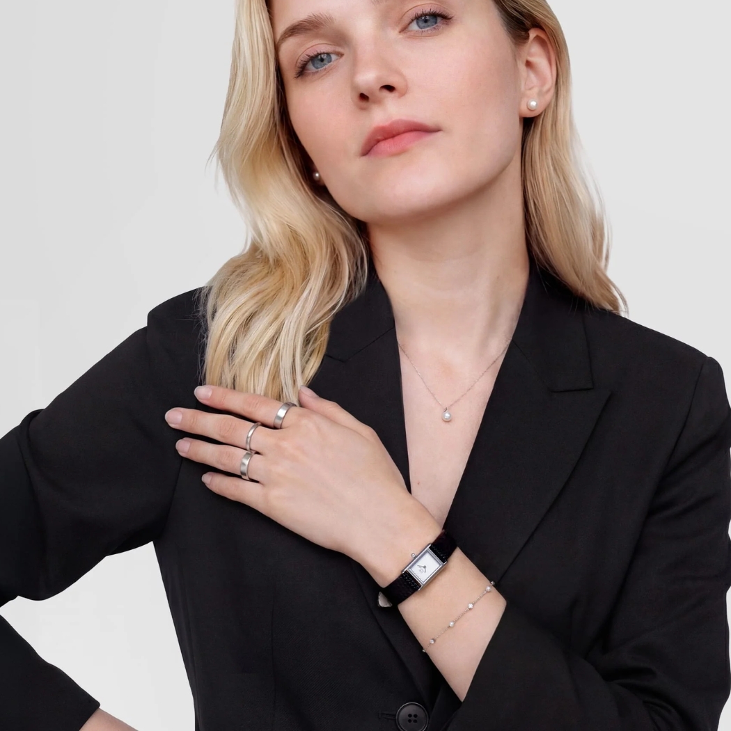 Thiết kế mặt đồng hồ Daniel Wellington Bound cân bằng trên cổ tay