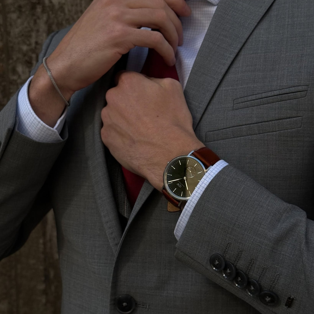Đồng hồ Daniel Wellington Classic phối với trang phục thanh lịch