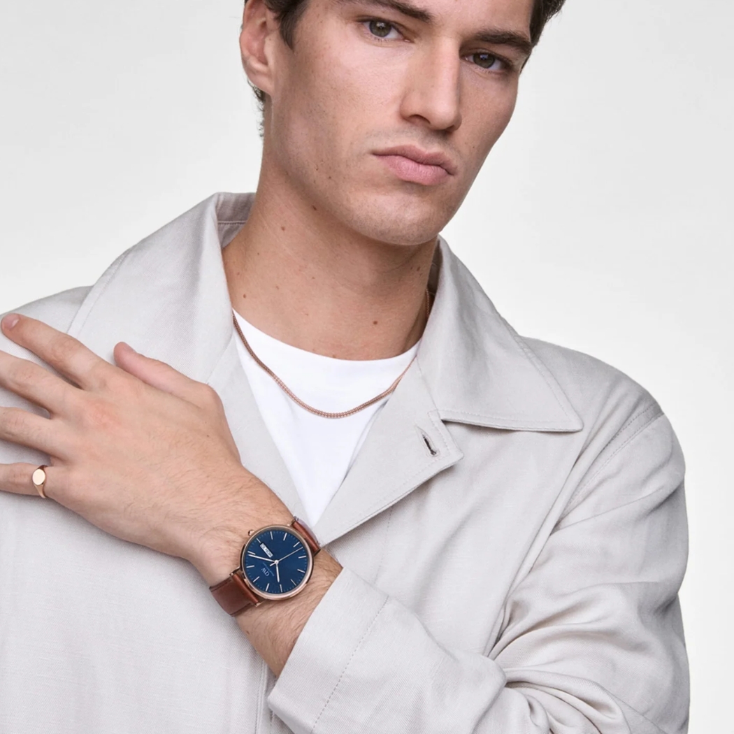 Đồng hồ DW Classic Day Display hiển thị thứ, ngày