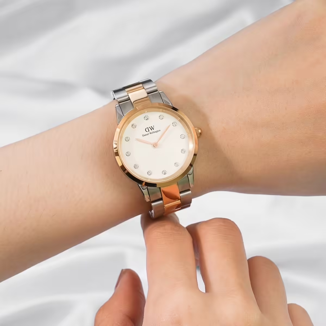 Đồng hồ DW Iconic Link Lumine có những viên pha lê lấp lánh trên mặt số